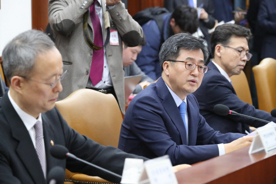 김동연 부총리겸 기획재정부 장관(왼쪽 두번째)이 8일 오전 백운규 산업통상자원부 장관(첫번째), 홍장표 청와대 경제수석(세번째) 등이 참가한 가운데 산업경쟁력 강화 경제장관회의를 주재하고 있다. 이날 정부는 성동조선에는 법정관리를, STX조선에는 고강도 자구노력을 주문했다.  연합뉴스